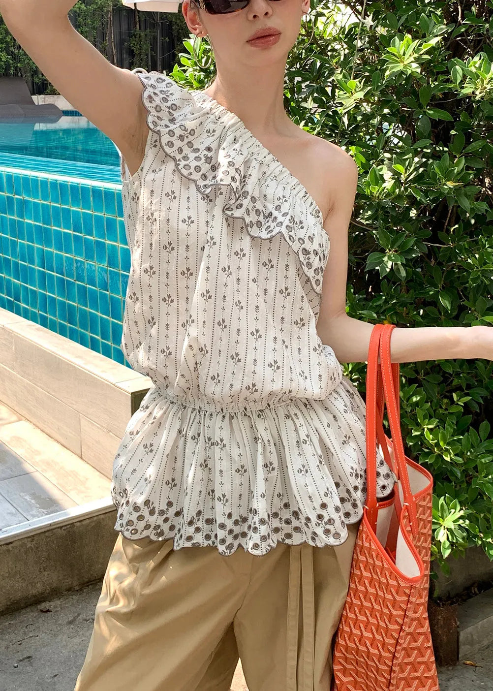 Well Tailored Top with a Graceful Silhouette
