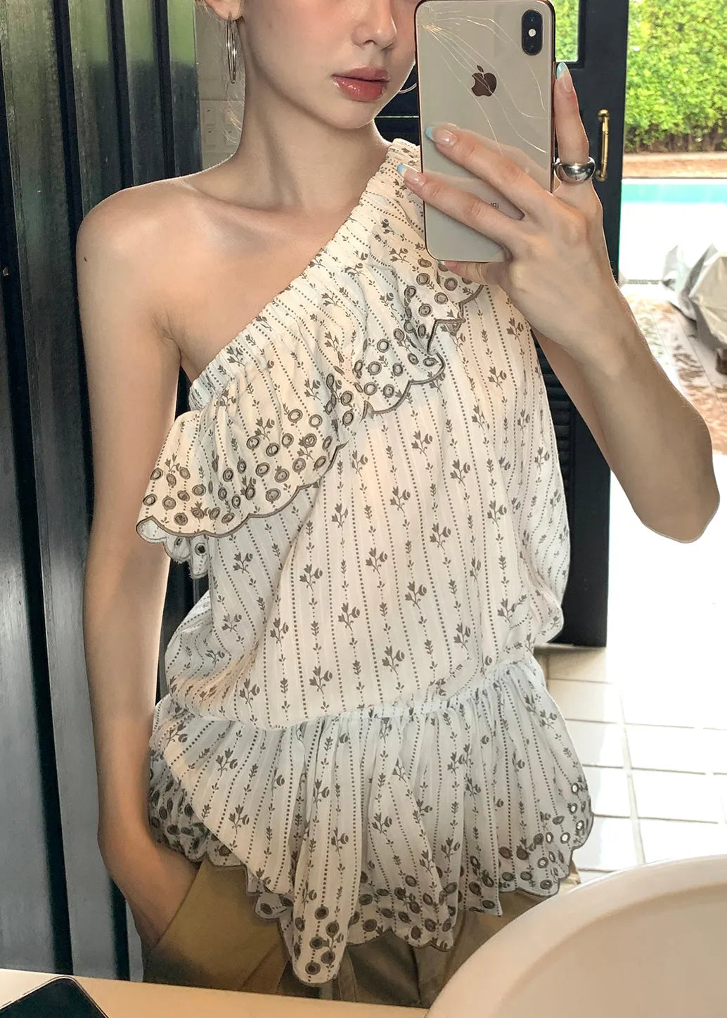 Well Tailored Top with a Graceful Silhouette