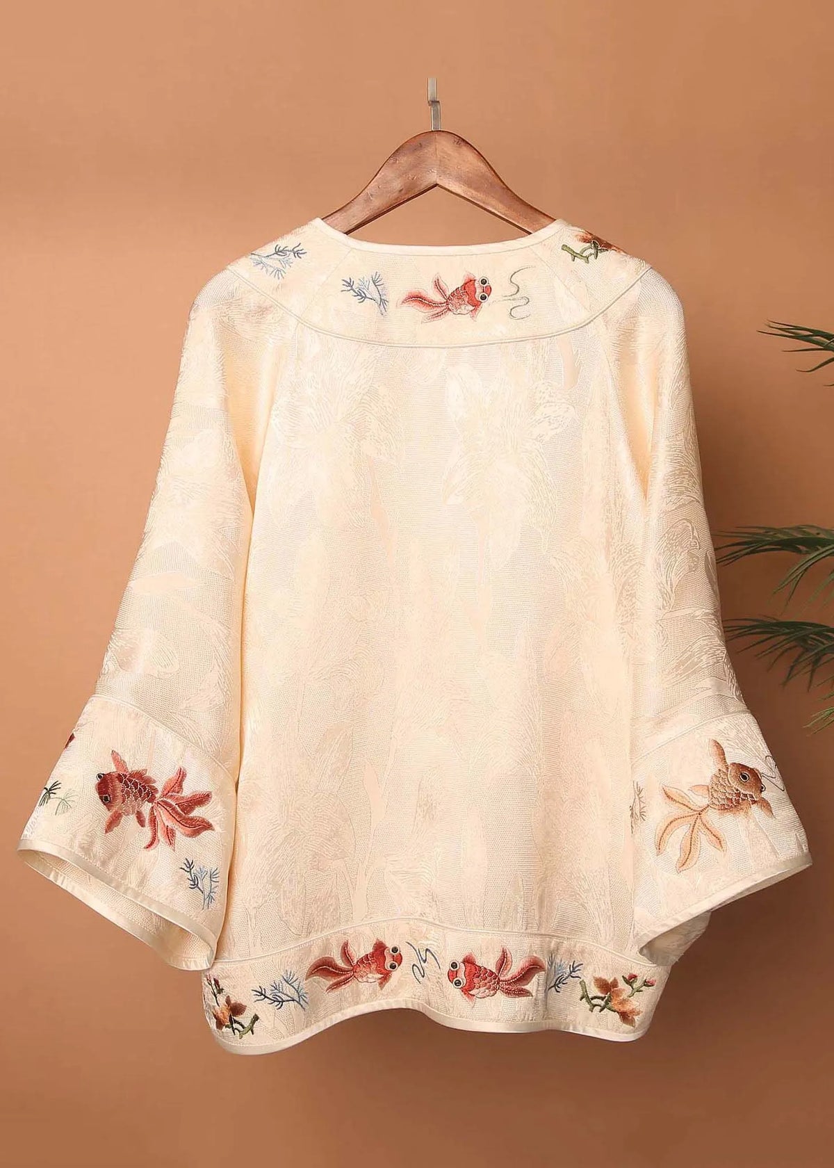 Well Tailored Blouse with a Graceful Silhouette