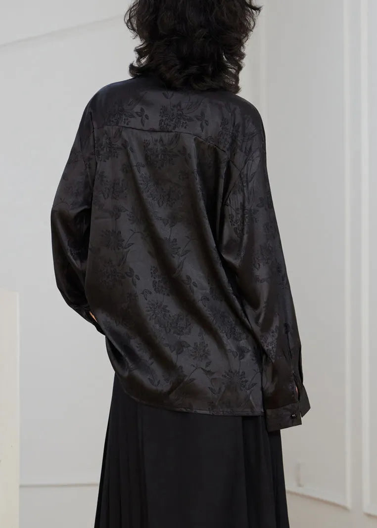 Sophisticated Blouse with a Clean Classic Look