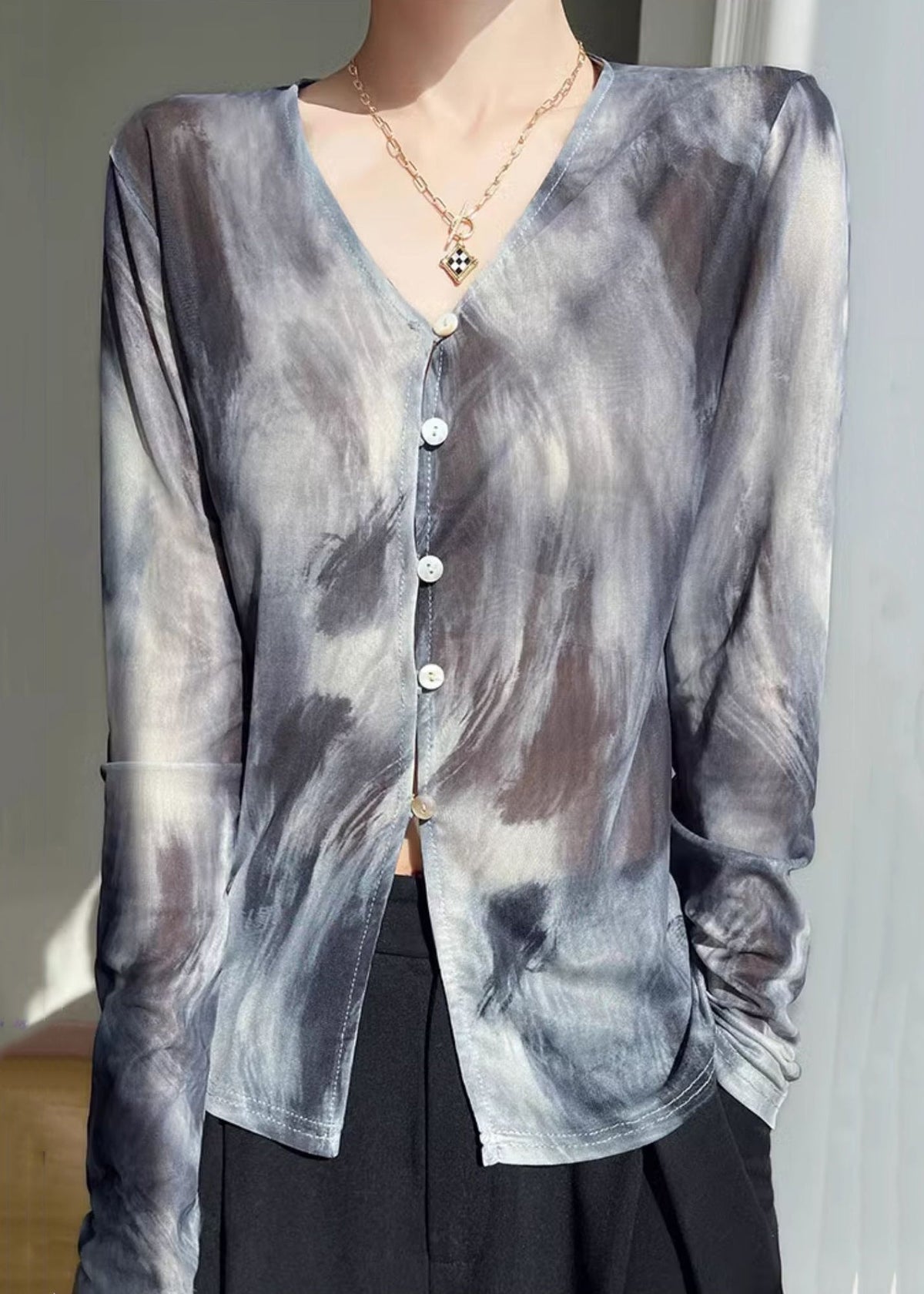 Well Tailored Shirt with a Graceful Silhouette