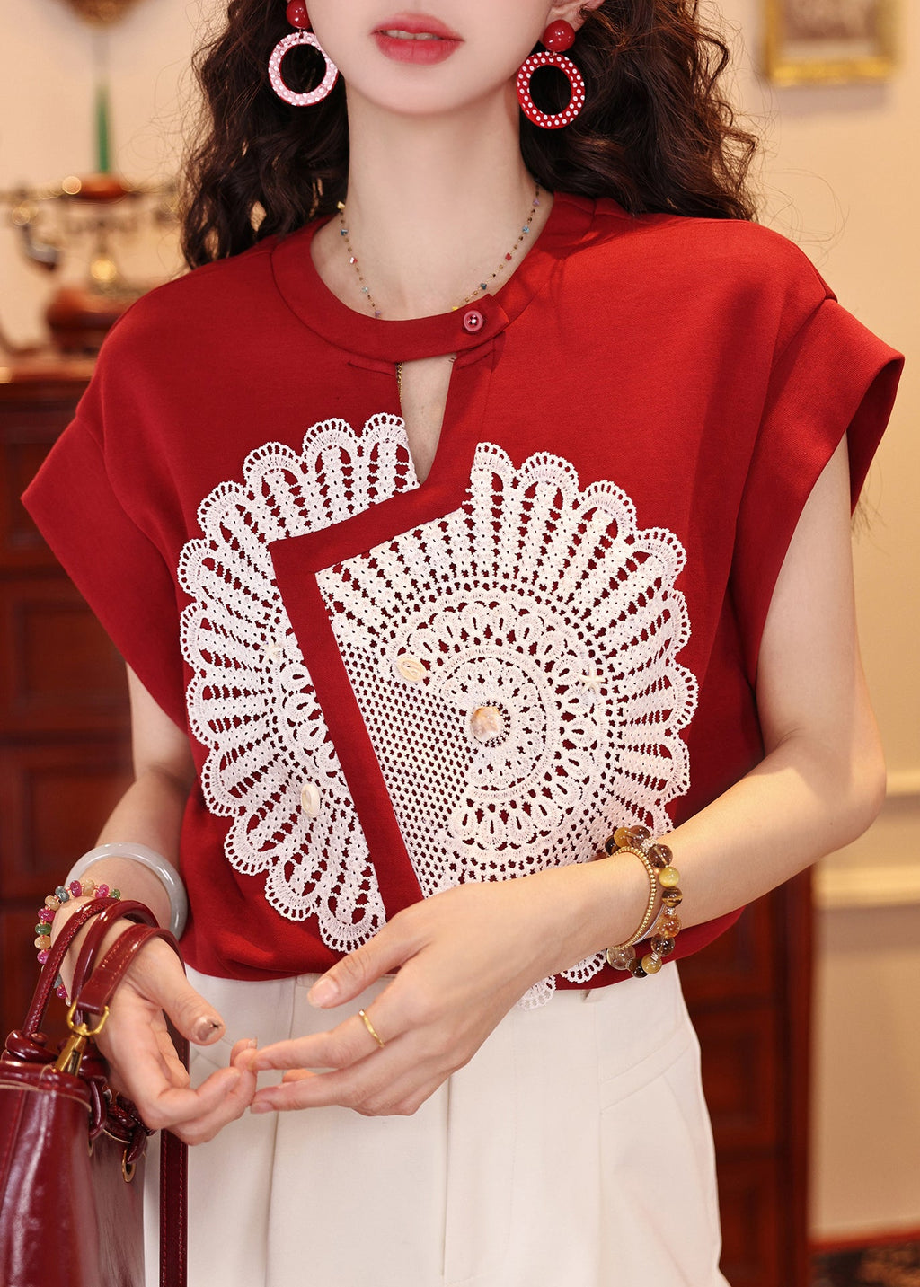 Well Tailored Top with a Graceful Silhouette