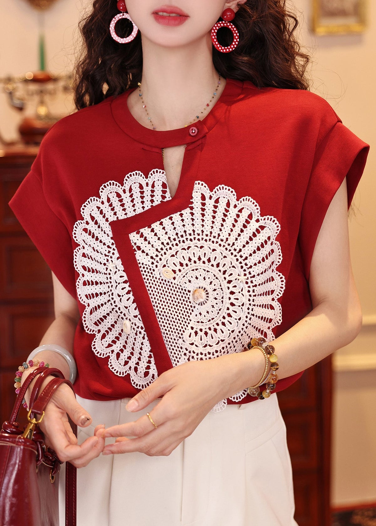 Well Tailored Top with a Graceful Silhouette