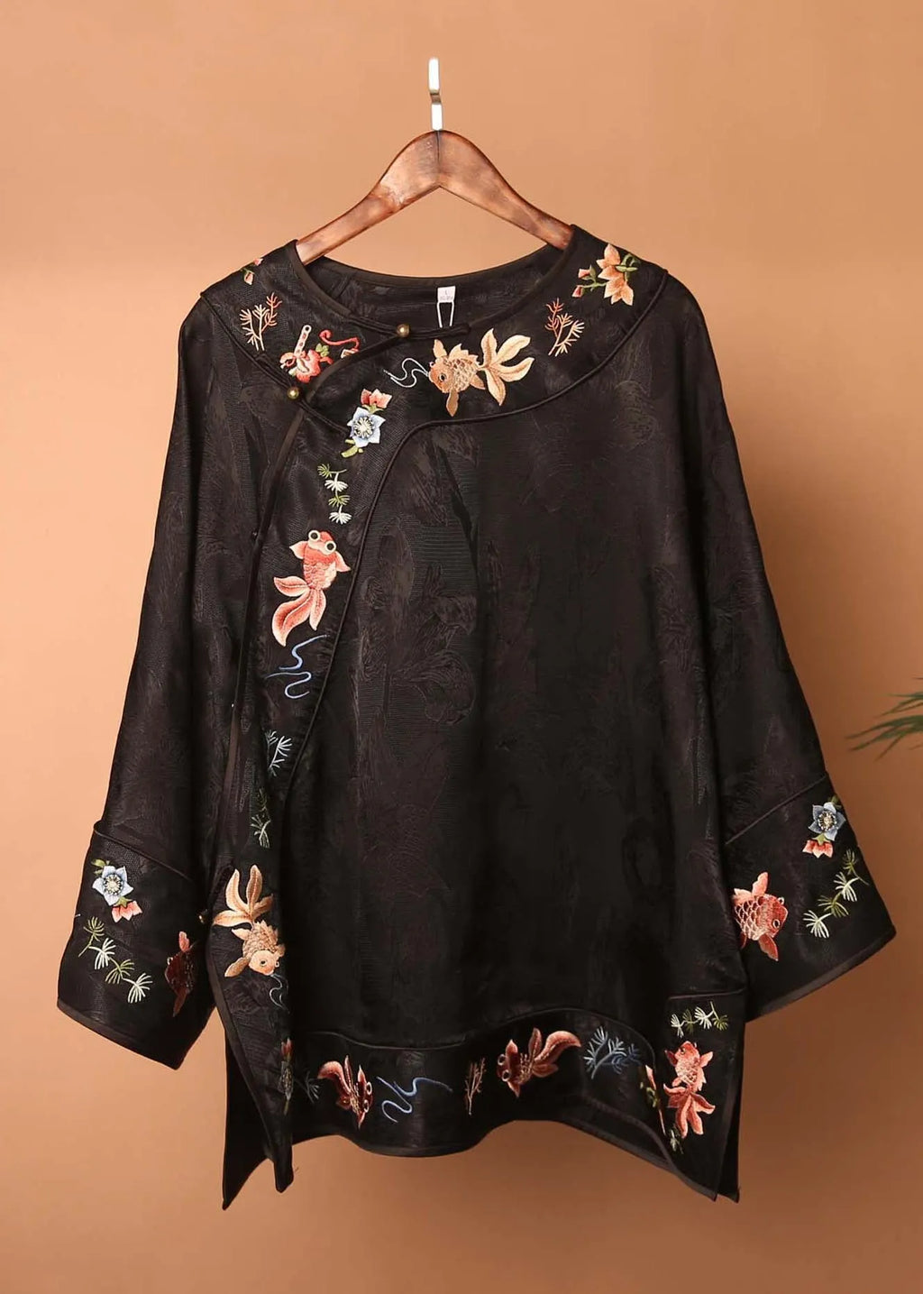 Well Tailored Blouse with a Graceful Silhouette